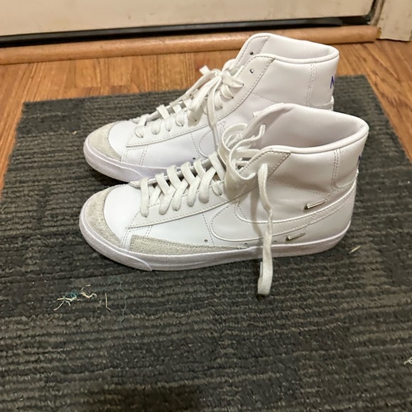 high tops canvas shoe with metallic silver swoosh symbol - Picture 2 of 3